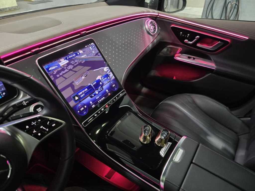Mercedes Benz EQE - Vista 12