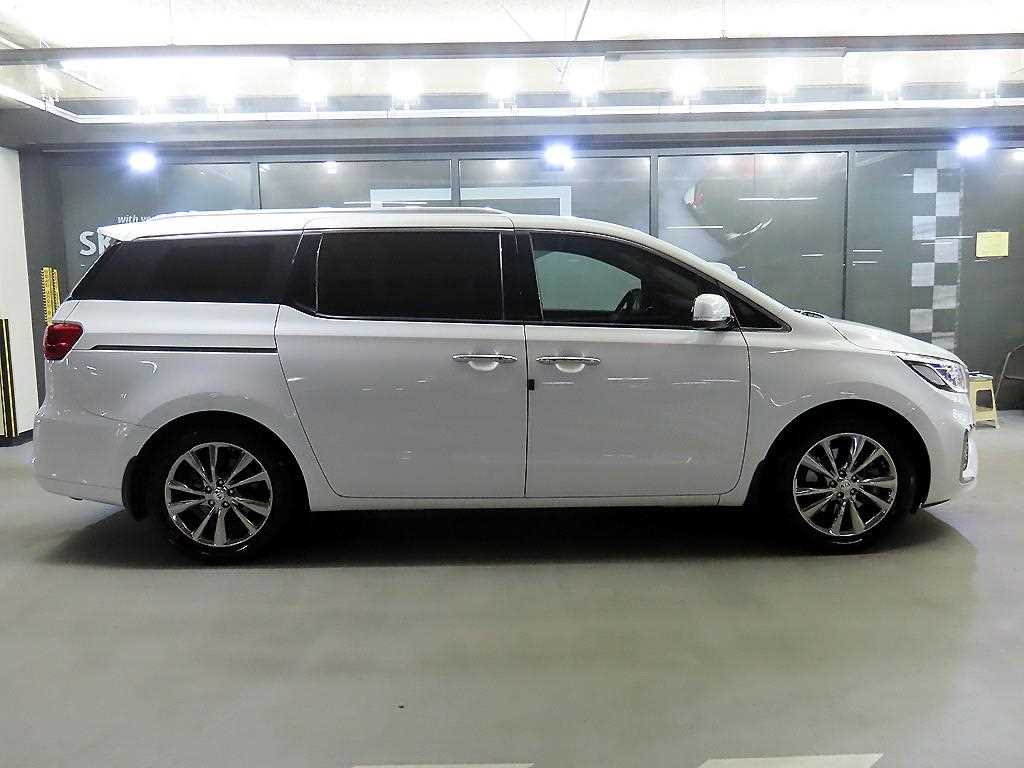 KIA Carnival - Vista 3