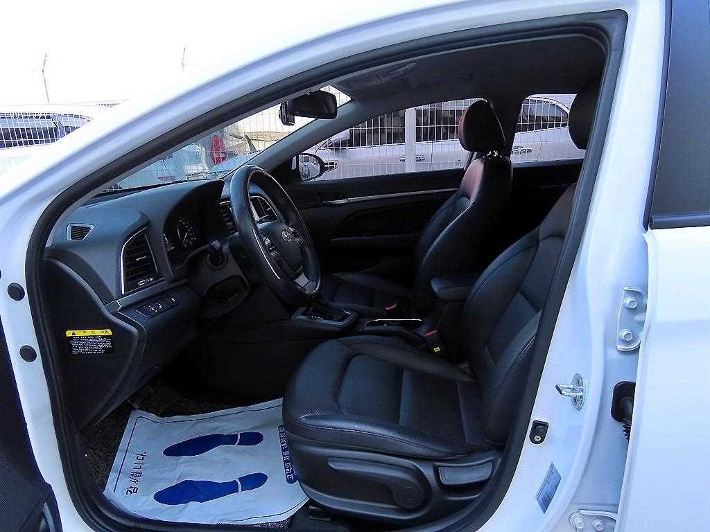HYUNDAI Avante - Vista 5
