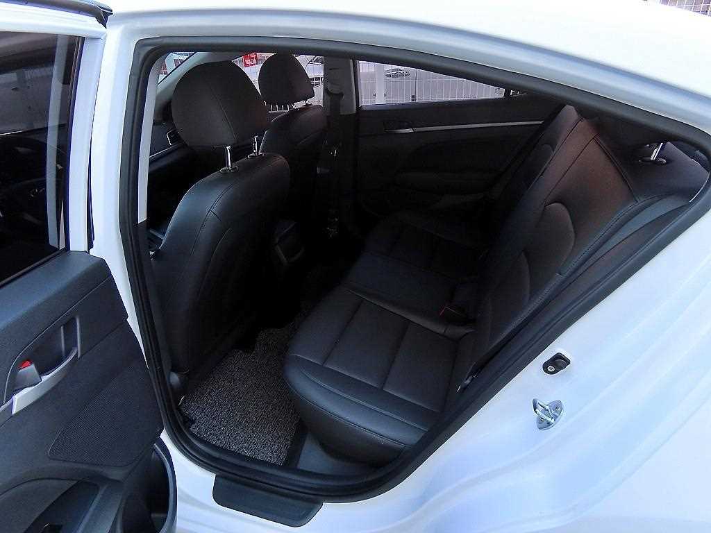 HYUNDAI Avante - Vista 6