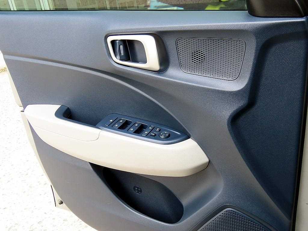 HYUNDAI Venue - Vista 11