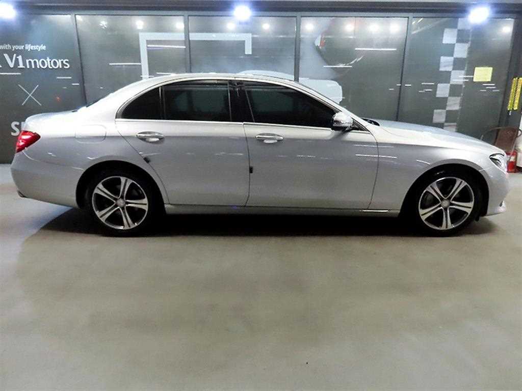 Mercedes Benz E class - Vista 3