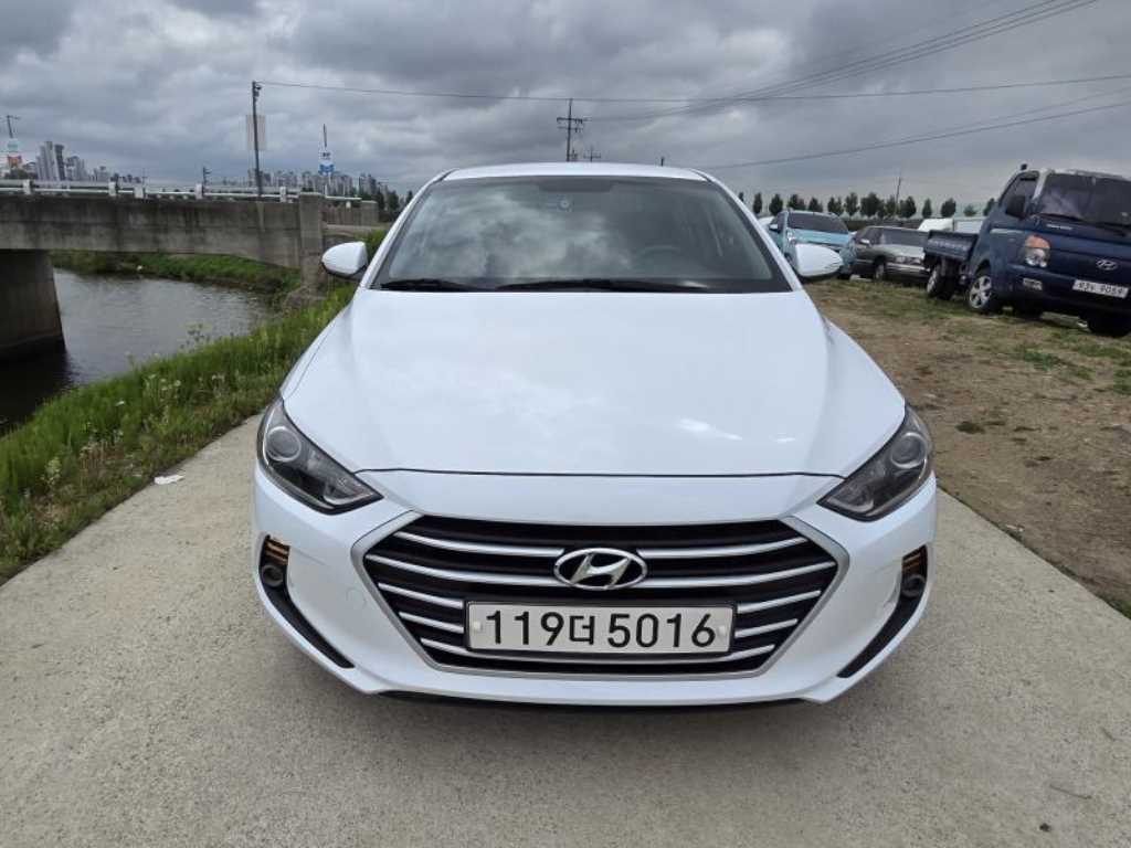 HYUNDAI Avante - Vista 3