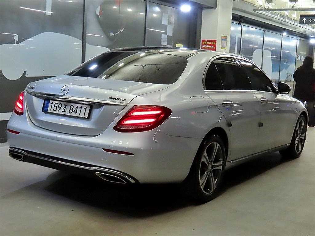 Mercedes Benz E class - Vista 4