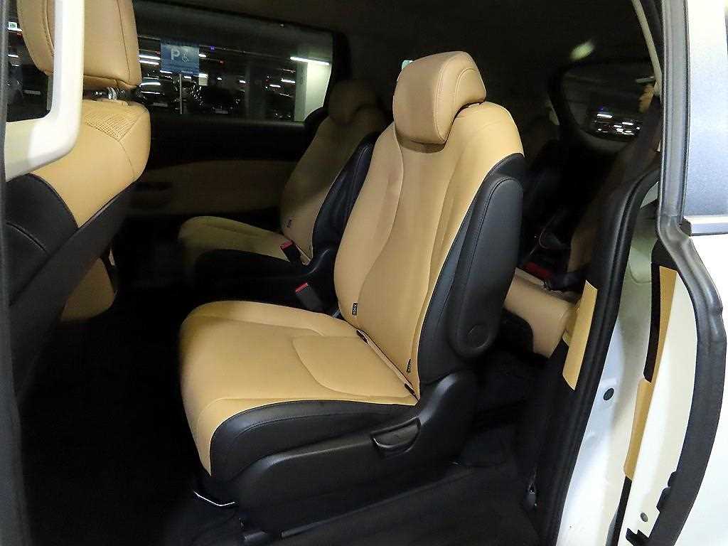 KIA Carnival - Vista 7