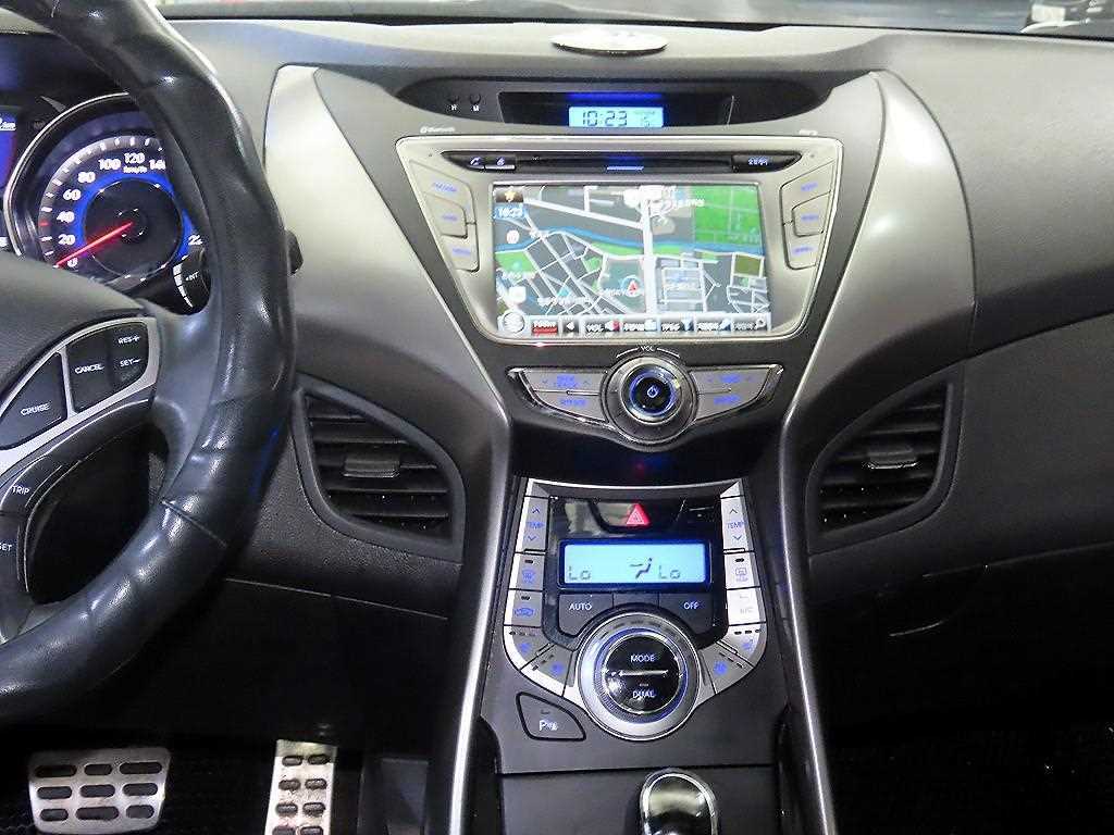 HYUNDAI Avante - Vista 11