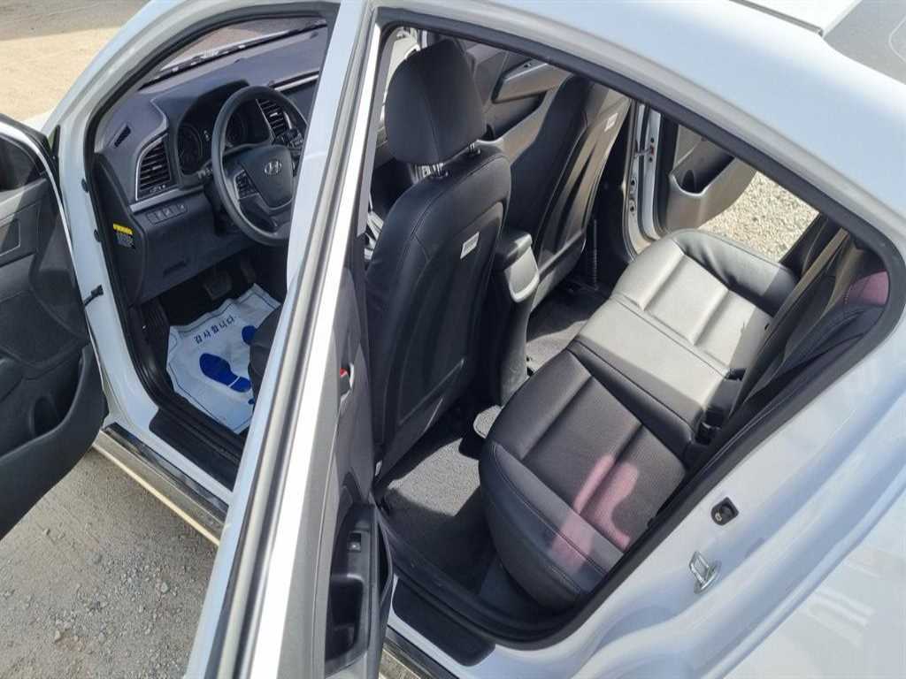 HYUNDAI Avante - Vista 10