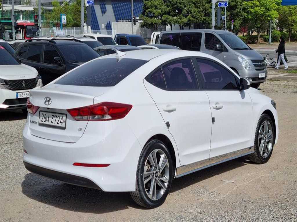 HYUNDAI Avante - Vista 4