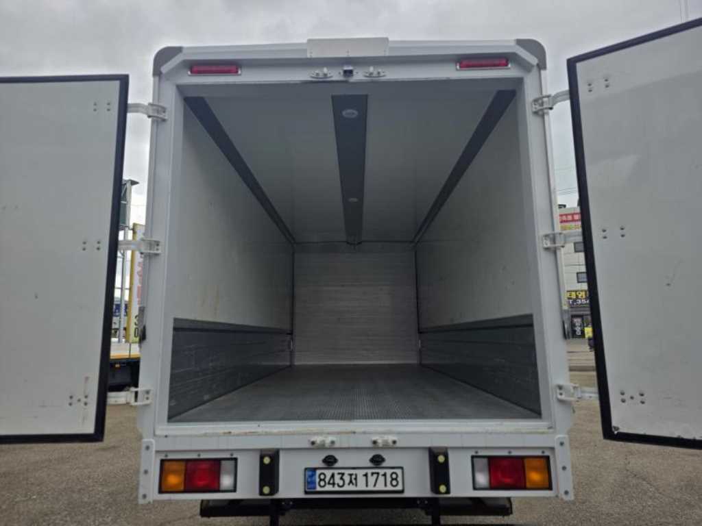 medium and large cargo truck - Vista 7
