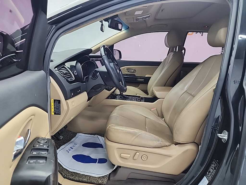 KIA Carnival - Vista 11