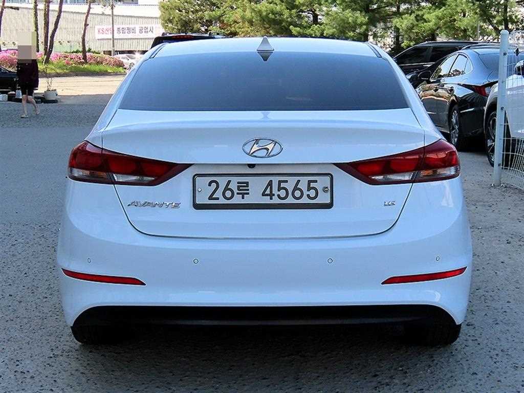 HYUNDAI Avante - Vista 4