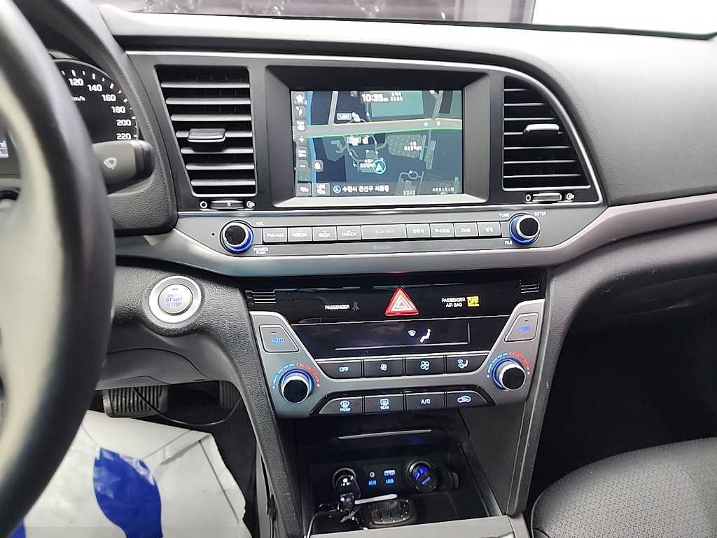 HYUNDAI Avante - Vista 10