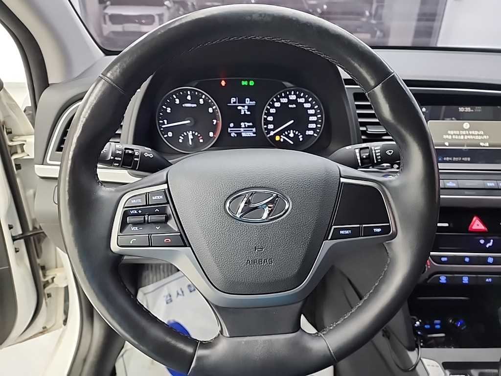 HYUNDAI Avante - Vista 9