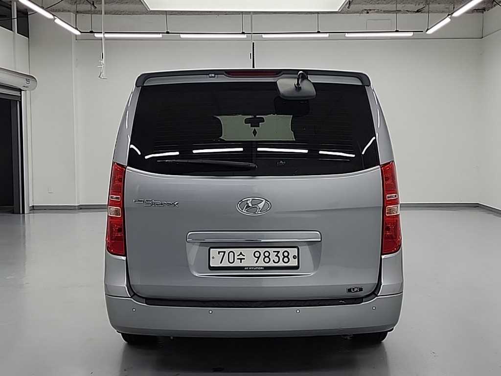 HYUNDAI Starex - Vista 3
