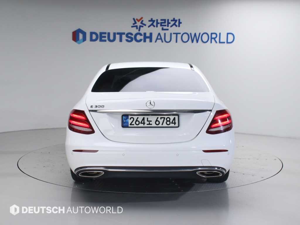 Mercedes Benz E class - Vista 4