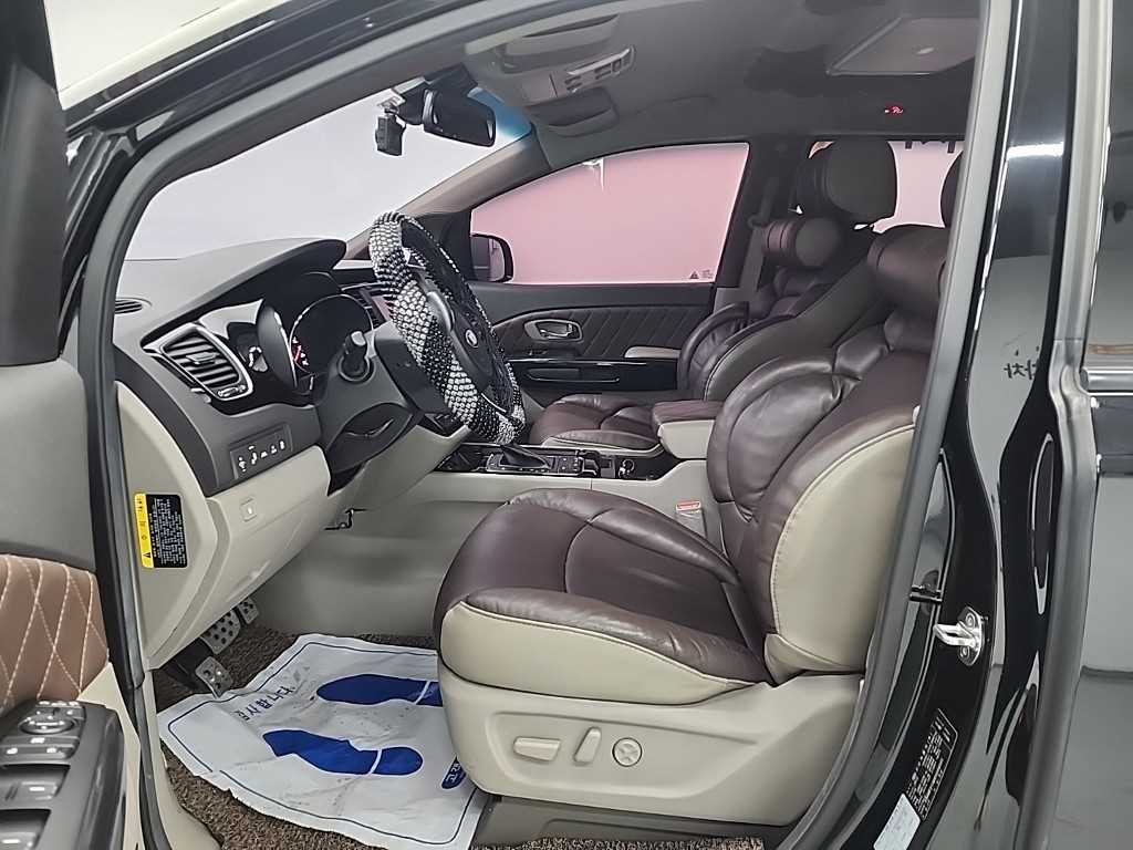 KIA Carnival - Vista 11