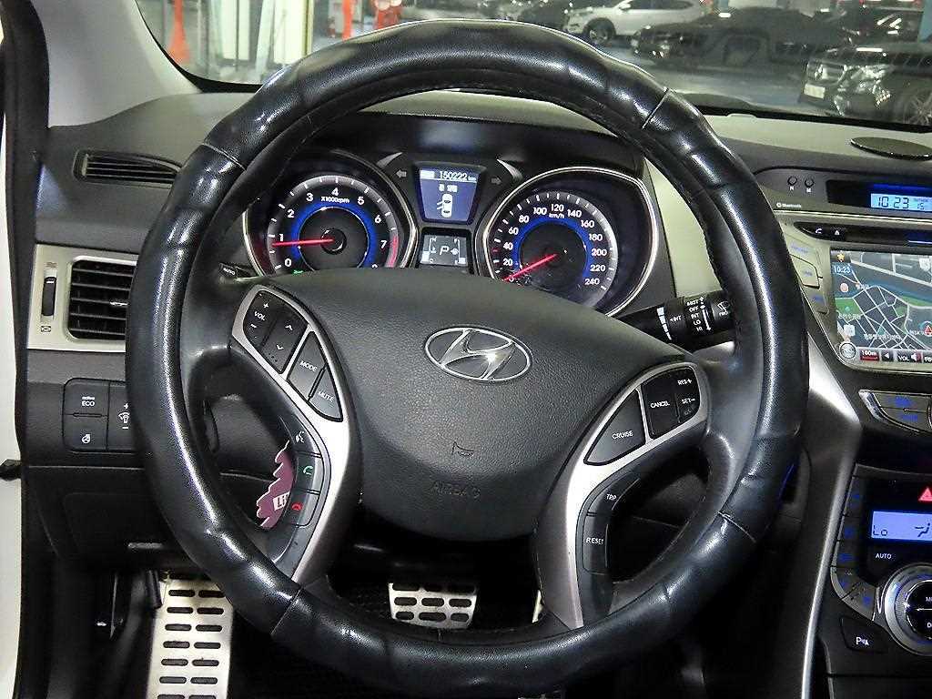 HYUNDAI Avante - Vista 8