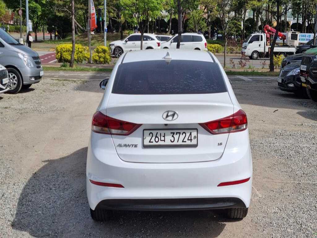 HYUNDAI Avante - Vista 5