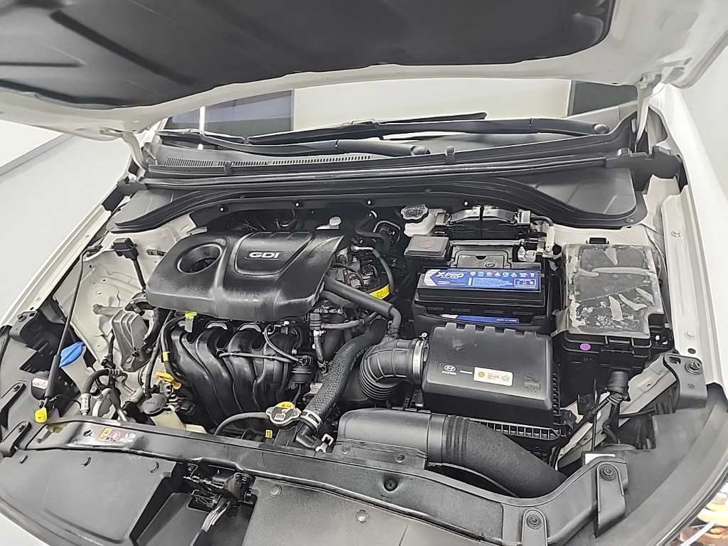 HYUNDAI Avante - Vista 5