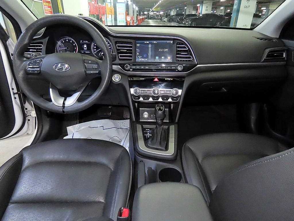 HYUNDAI Avante - Vista 10