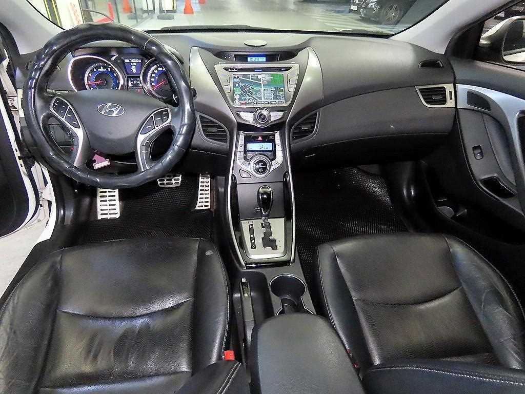 HYUNDAI Avante - Vista 10