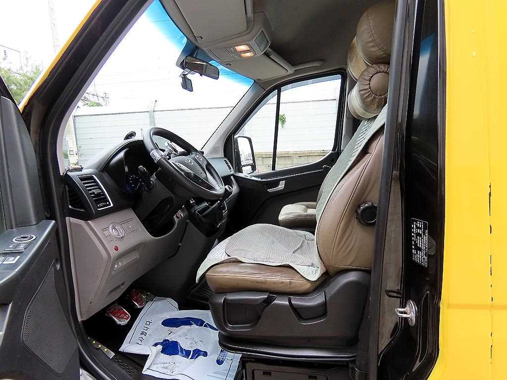 HYUNDAI Solati - Vista 5