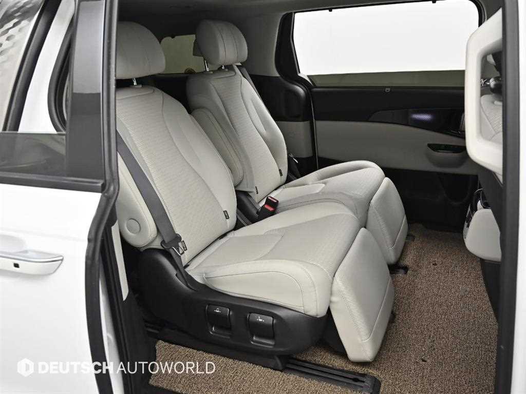 KIA Carnival - Vista 12