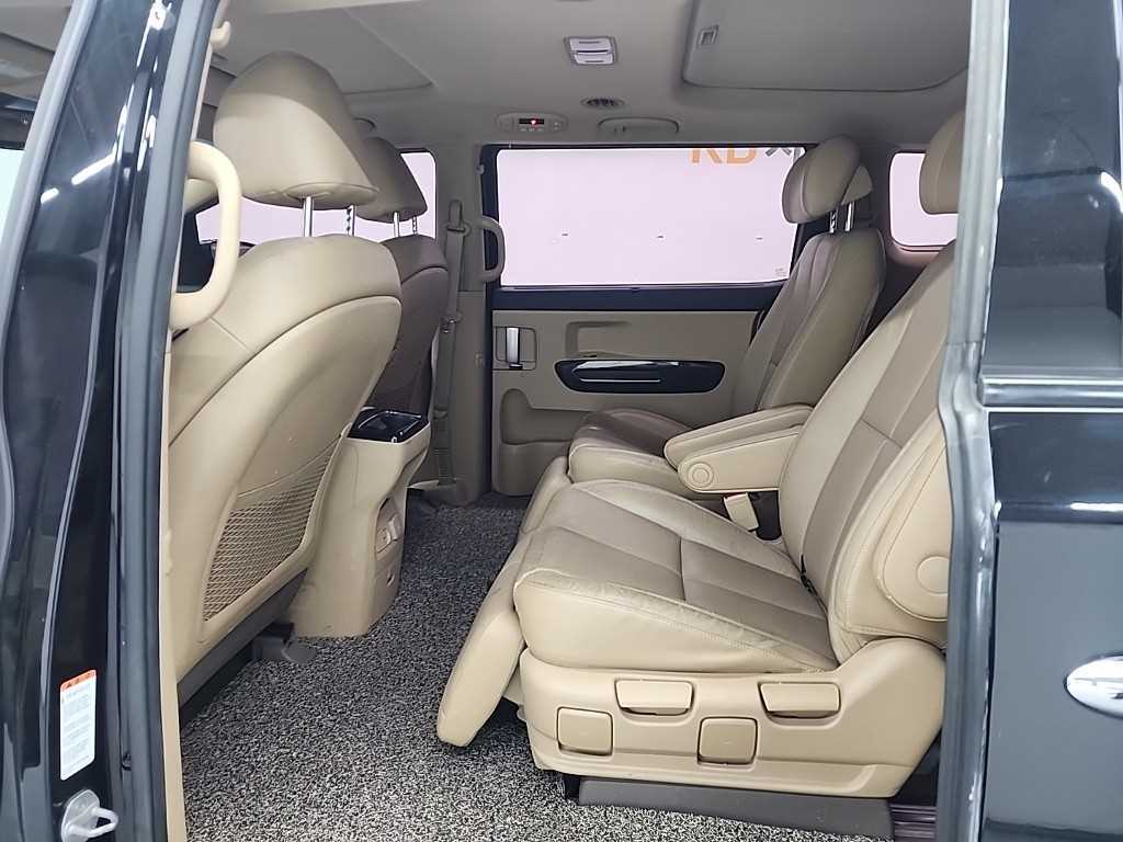 KIA Carnival - Vista 12