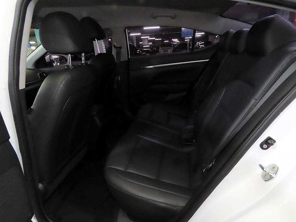 HYUNDAI Avante - Vista 7