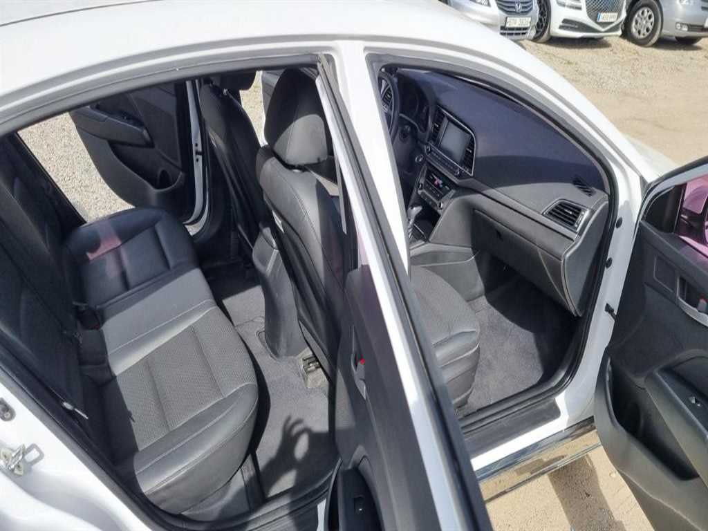 HYUNDAI Avante - Vista 12
