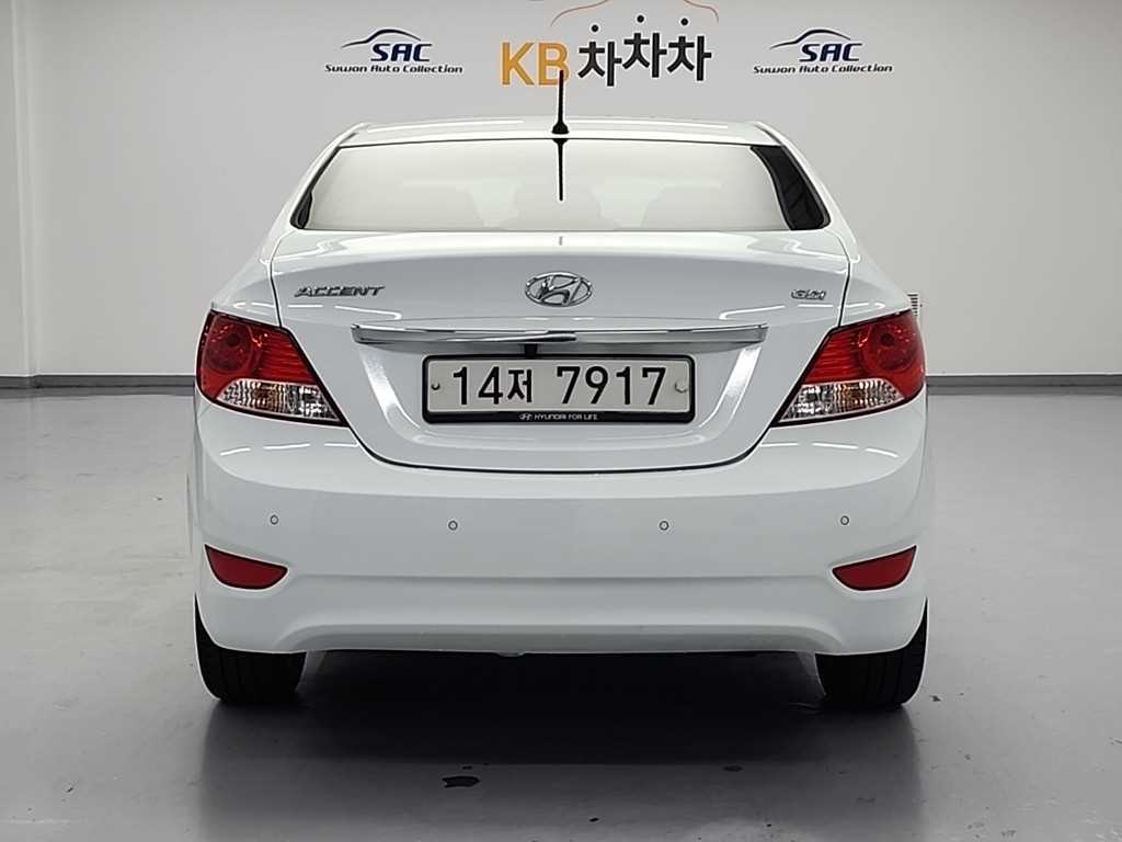 HYUNDAI Accent - Vista 3