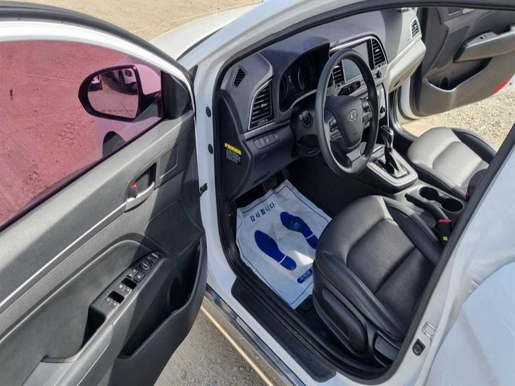 HYUNDAI Avante - Vista 9
