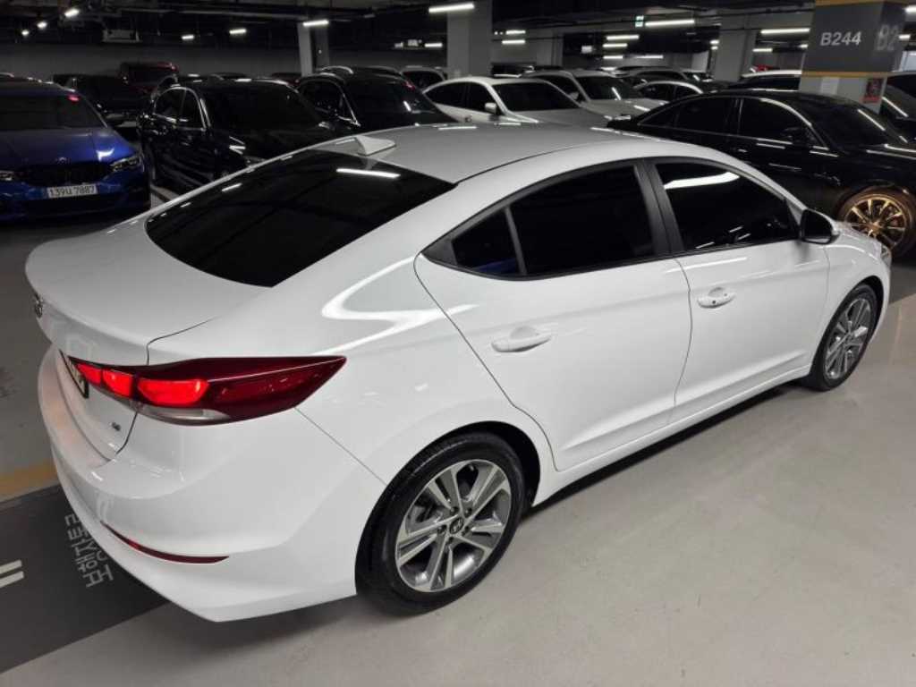 HYUNDAI Avante - Vista 5