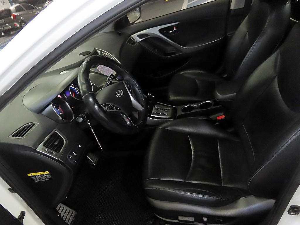HYUNDAI Avante - Vista 6