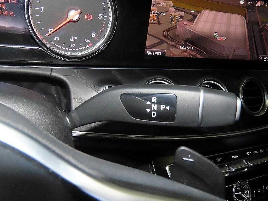 Mercedes Benz E class - Vista 12