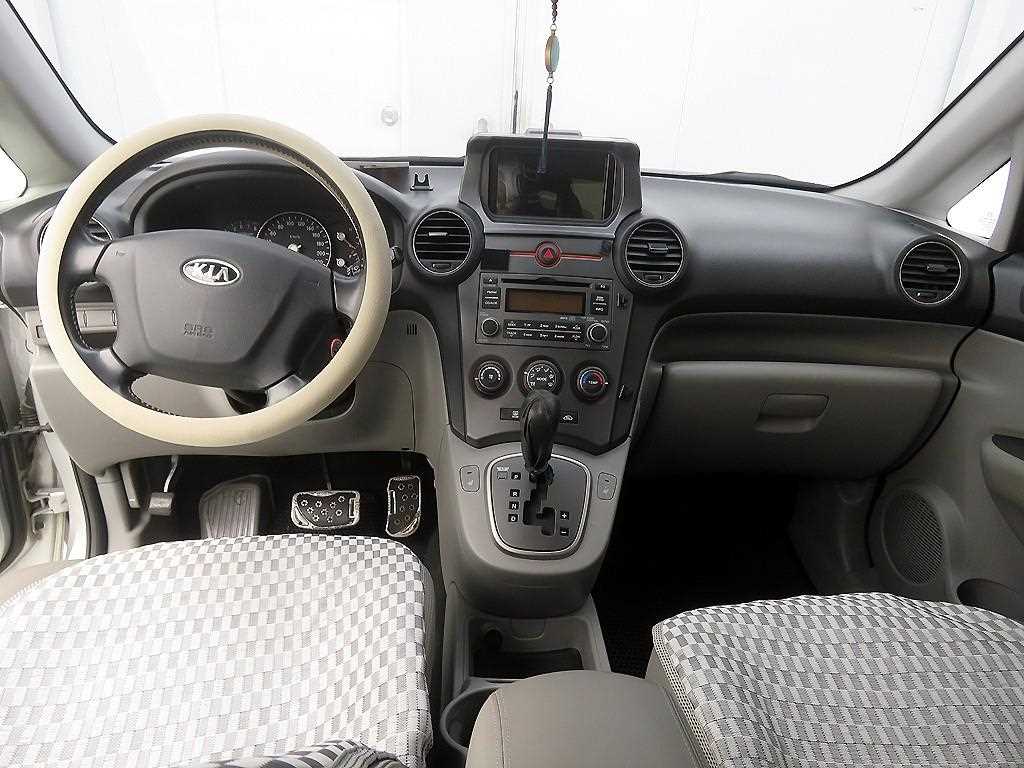 KIA Carens - Vista 8