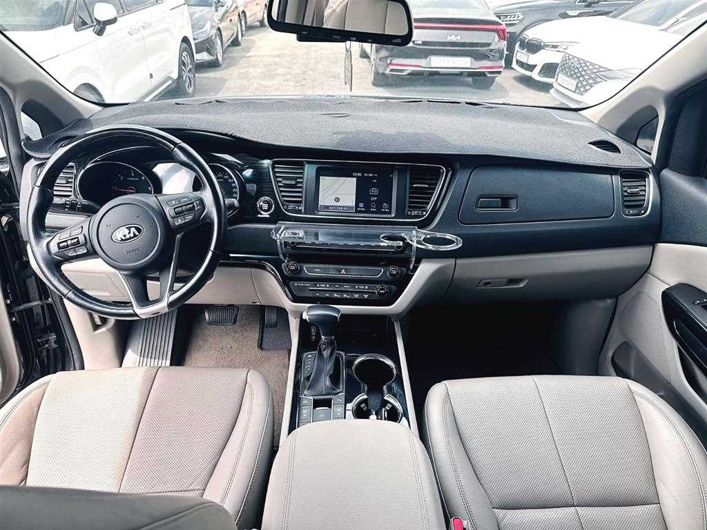 KIA Carnival - Vista 5