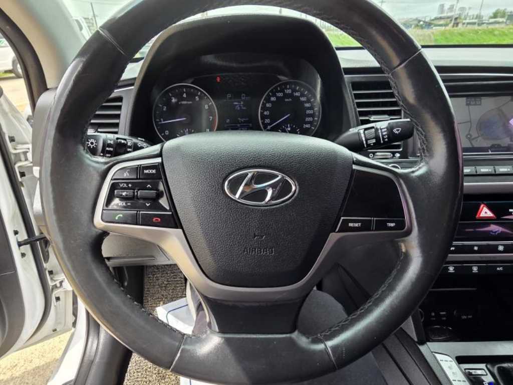 HYUNDAI Avante - Vista 12