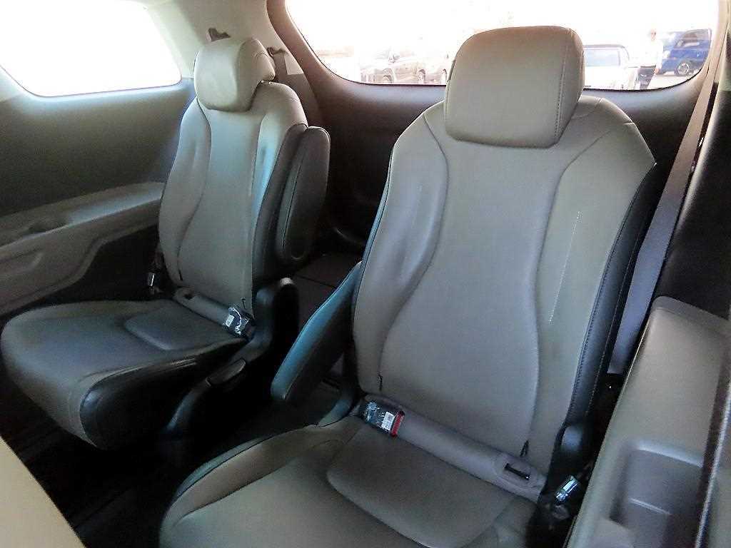 KIA Carnival - Vista 7
