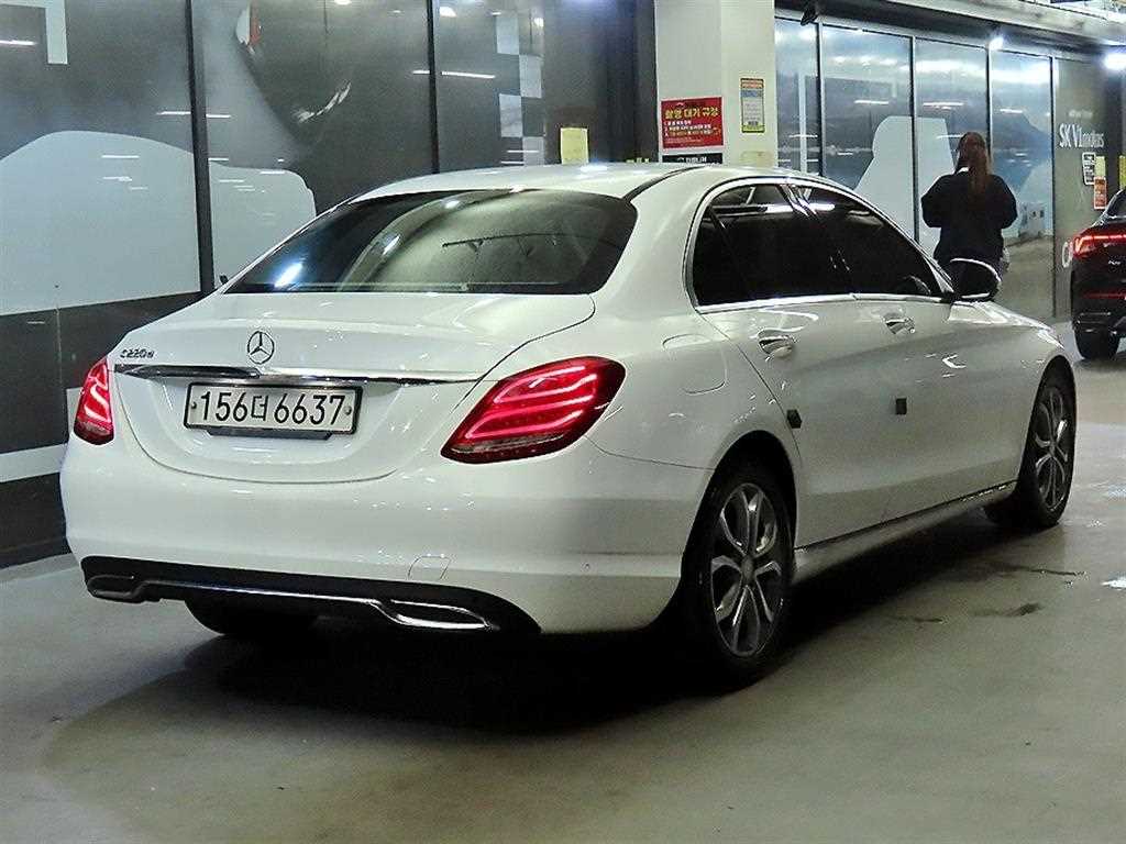 Mercedes Benz C Class - Vista 4
