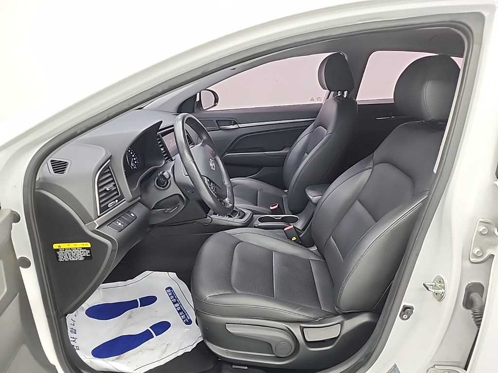 HYUNDAI Avante - Vista 11
