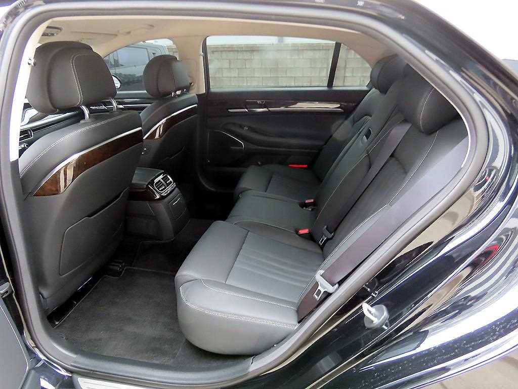 Genesis G90 - Vista 6