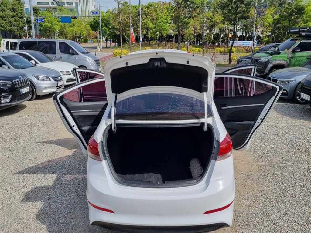 HYUNDAI Avante - Vista 7
