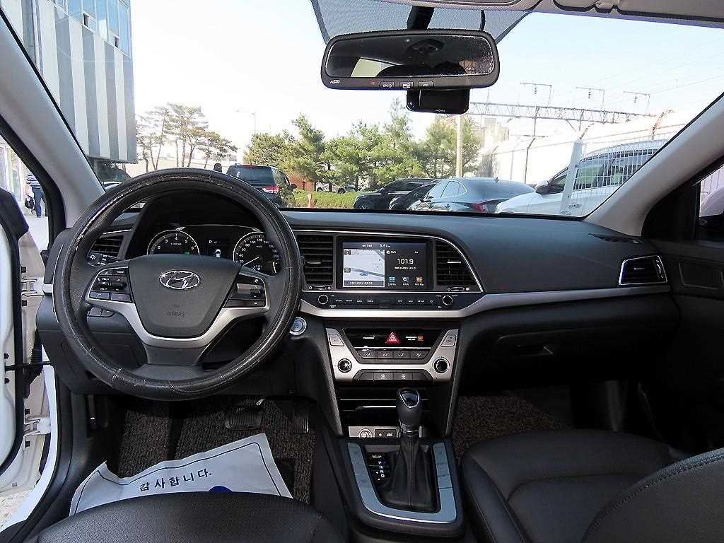 HYUNDAI Avante - Vista 7