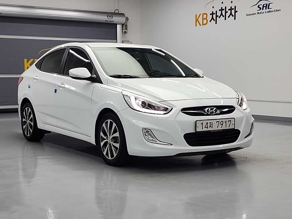 HYUNDAI Accent - Vista 4