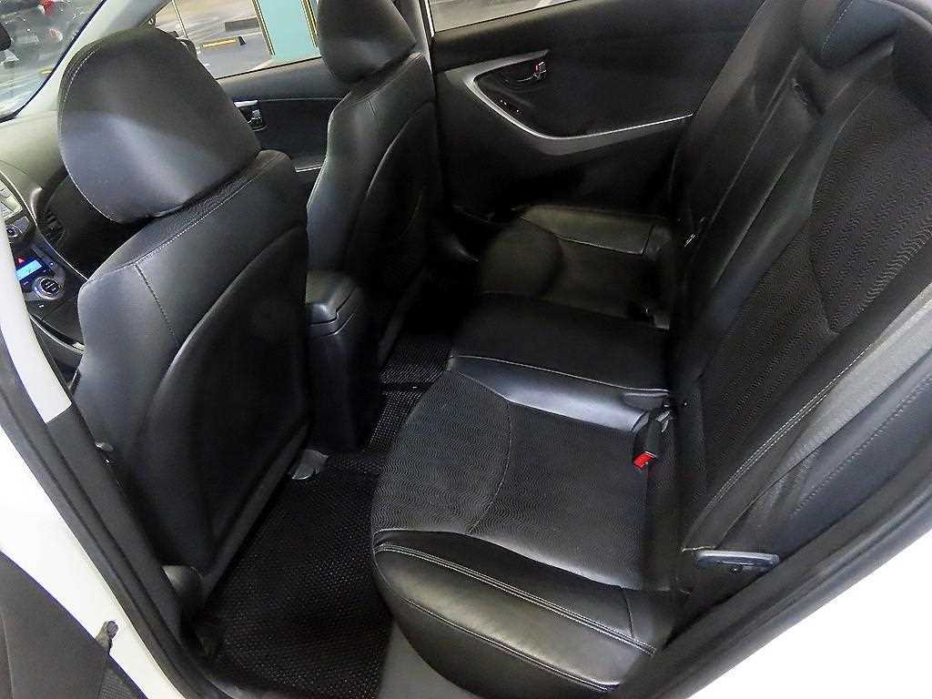 HYUNDAI Avante - Vista 7