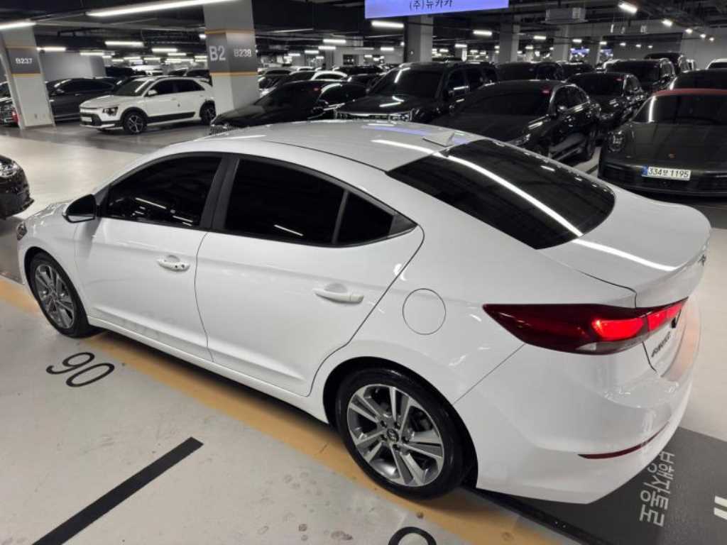 HYUNDAI Avante - Vista 3