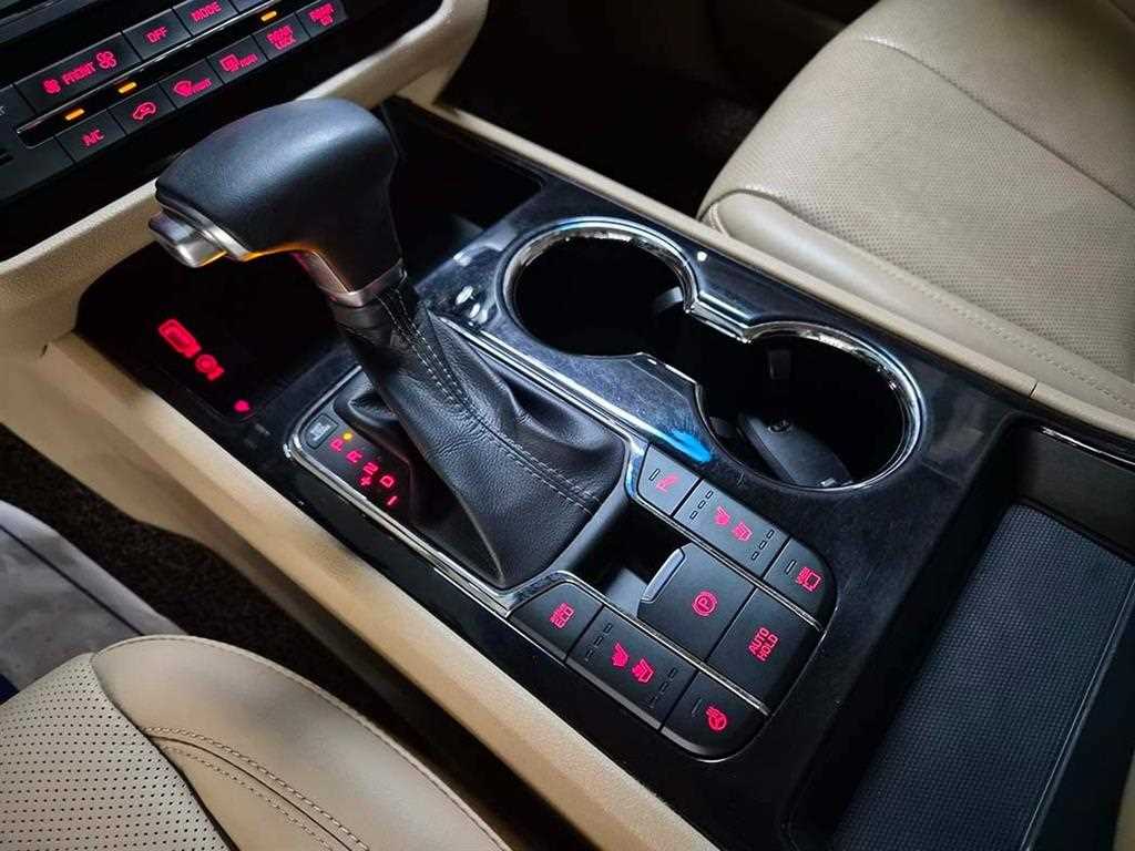 KIA Carnival - Vista 12