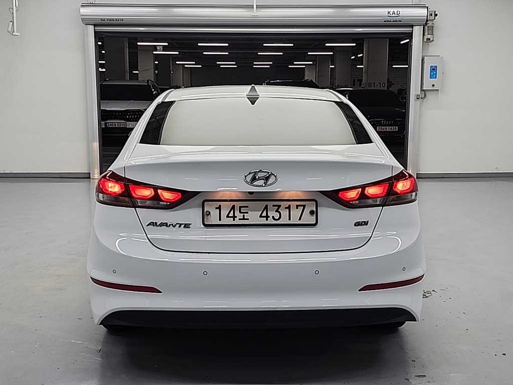 HYUNDAI Avante - Vista 3