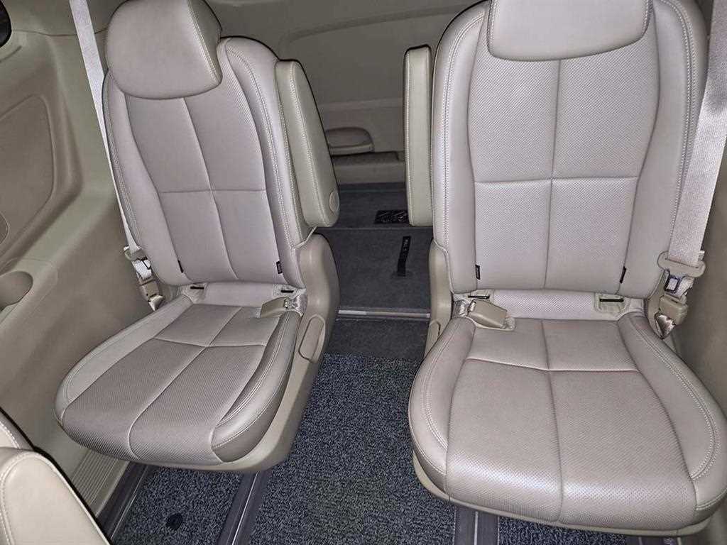 KIA Carnival - Vista 8